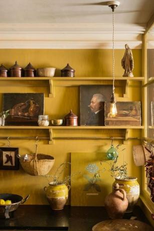 idéia de cor de cozinha açafrão amarelo com prateleiras amarelas
