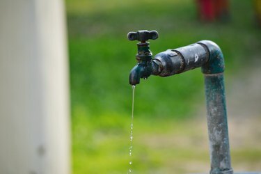 Primo piano dell'acqua che cade dal rubinetto