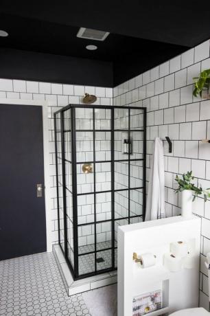 Armazenamento de banheiro industrial em banheiro industrial de azulejos brancos com teto preto e armazenamento inteligente