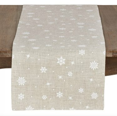 Saro Lifestyle Snowflake Design Table Runner, 25 dollaria