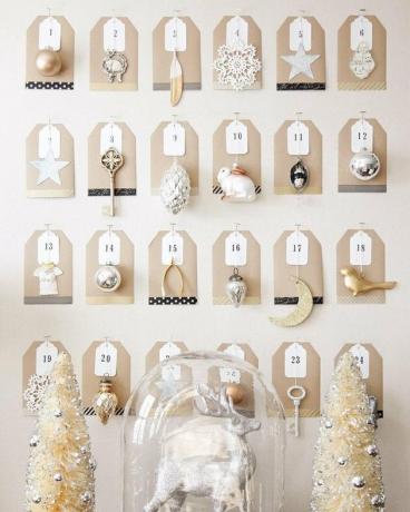 Diy adventný kalendár vyrobený pomocou strieborných a zlatých ozdôb