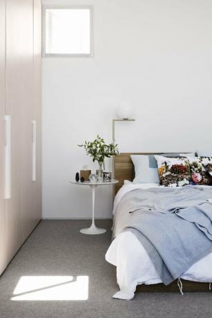 minimalistisch met kleur in witte kamer met bed