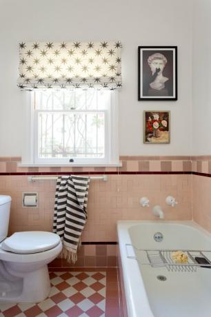cores de banheiro branco e rosa empoeirado com banheira e azulejos rosa