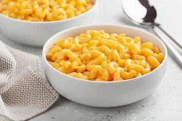 Maccheroni cremosi americani e pasta al formaggio