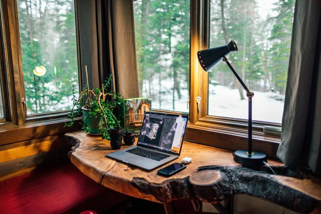 ideias de home office masculinas com mesa de madeira natural