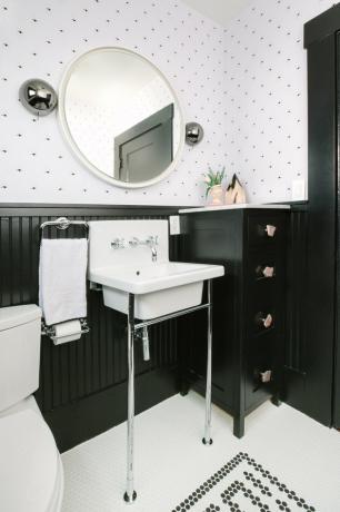 Banheiro projetado por Black Lacquer Design com torneira cromada