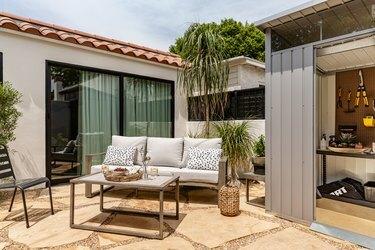 california backyard lounge e area di stoccaggio