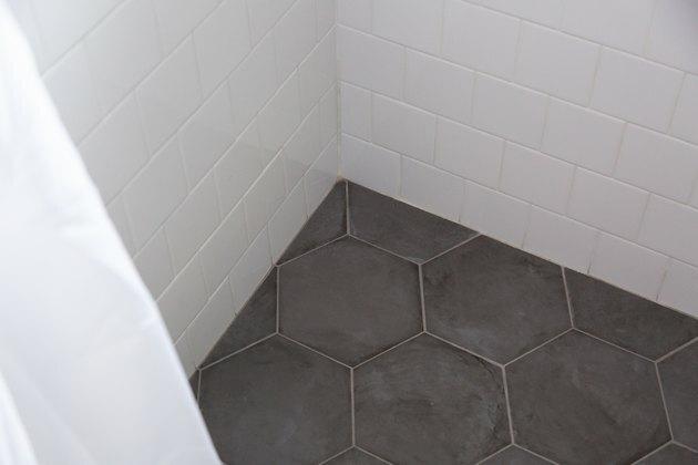 détail du carrelage et des murs de douche