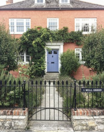 Bakstenen huis met maagdenpalmdeur