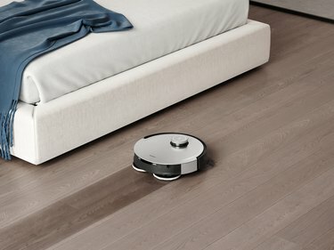 Ecovacs Deebot X1 Omni pölyisellä lattialla