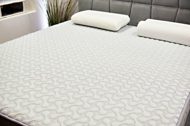 Colchão branco em cama de casal