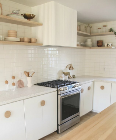 Cozinha moderna com armários de cozinha de tela plana e puxadores geométricos