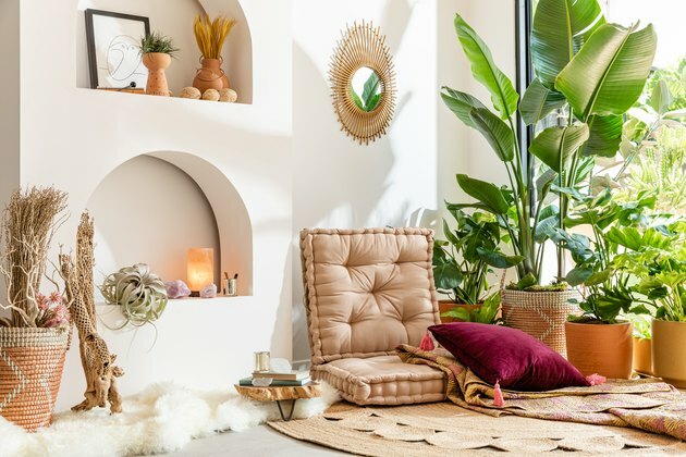 Boho svetainė su augalais šalia lango