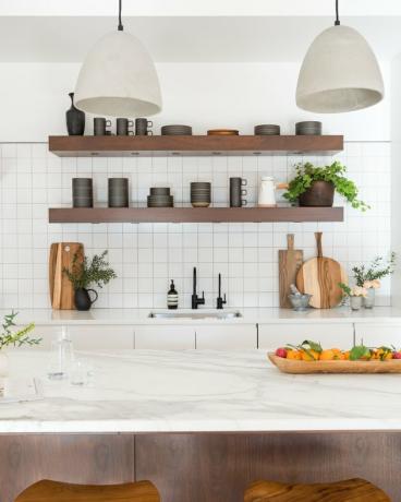 bucătărie minimalistă cu insulă de bucătărie din marmură