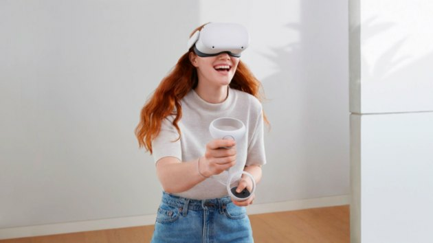 Mulher jogando VR Oculus