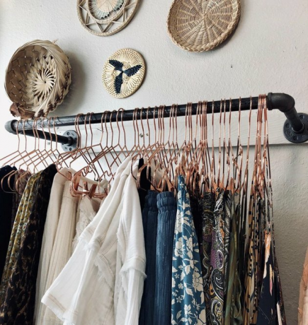 idéias de armários industriais com cabides de cobre e cestas de boho