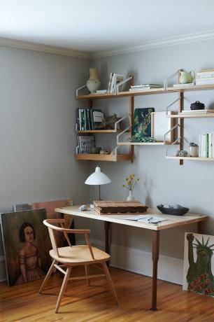 O Desk Organization Ideas com estantes abertas organiza uma mesa de escritório em casa projetada por Prospect Refuge Studio