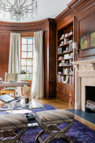 home office tradicional com paredes de madeira