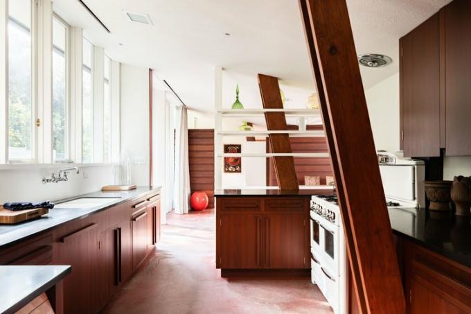 Cucina della casa di metà del secolo di John Lautner con mobili in legno