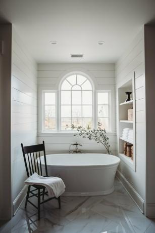 beyaz banyo, küvet ve kemerli pencere