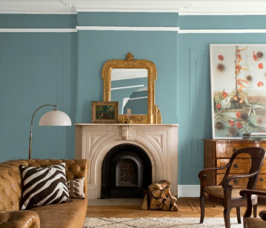 A cor do ano de Benjamin Moore, Aegean Teal, na sala de estar com lareira