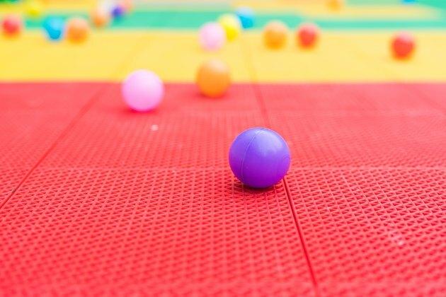 כדורים צבעוניים במגרש המשחקים עם רקע מטושטש