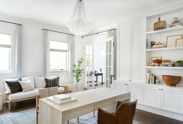 Portas de escritório doméstico com portas francesas em escritório doméstico projetado por Amber Interiors