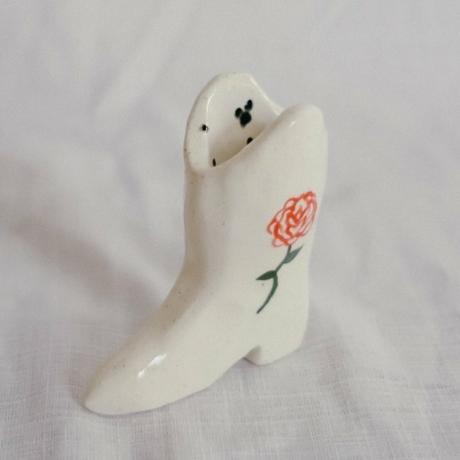 bota cowboy de cerâmica contemporânea com ilustração de rosas