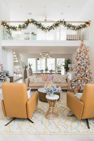 Sala de estar moderna dos anos 70 com cadeiras amarelas e decoração de Natal em cores aconchegantes