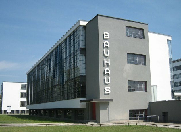 Arquitetura Bauhaus em uma escola na Alemanha com Bauhaus escrito ao lado