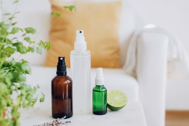 Hvordan lage et diy møbeltrekk sprayrenser og deodorizer