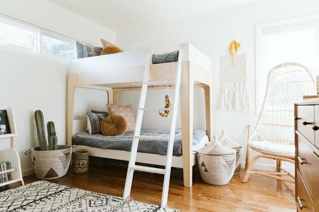 Guia de organização de quarto infantil em quarto infantil com beliche e cestos de armazenamento