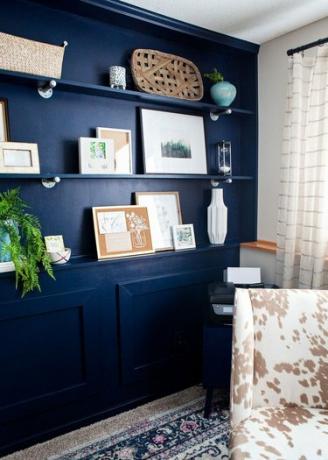 mėlynas vienspalvis namų biuras su atitinkančiomis sienų lentynomis