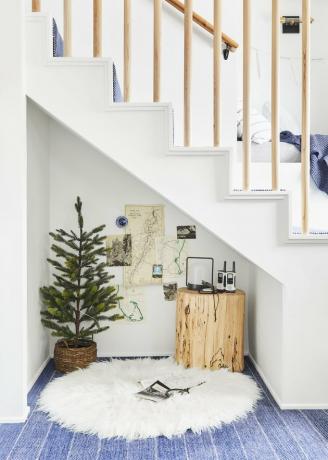 mini Scandinavische kerstboom onder de trap