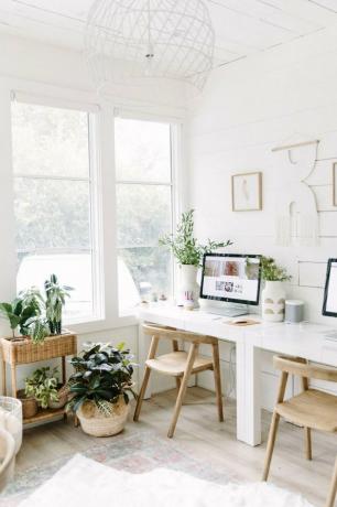 Boho-kantoor met natuurlijk zonlicht, grote ramen en witte muren