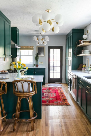 Groene boho-kamer met groene kasten en verlichting geïnspireerd op het midden van de eeuw