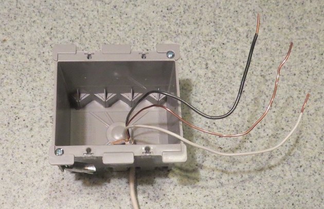 Двойна превключвателна кутия с въвеждане на кабел.