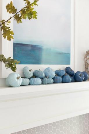 decoração de outono costeira com abóboras ombre azul na cornija de lareira
