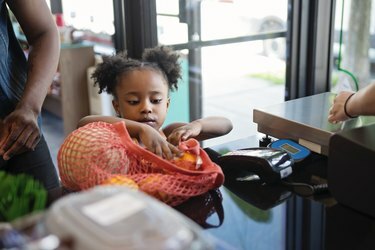 Clientes que compram em pequenas frutas e mercearias orientadas para o desperdício zero.