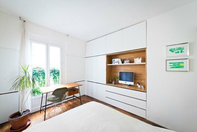 minimalistiskt sovrum med inbyggd förvaring