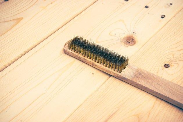 brosse métallique sur planche de bois