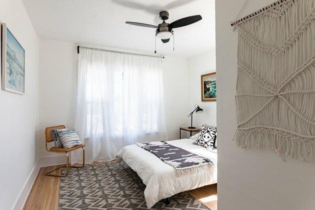 Quarto com ventilador de teto