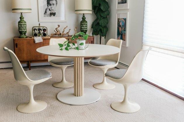 Moderna sala da pranzo Mid-Century con tavolo e sedie bianchi