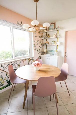 roze eetkamer met botanische behangprint en blush stoelen