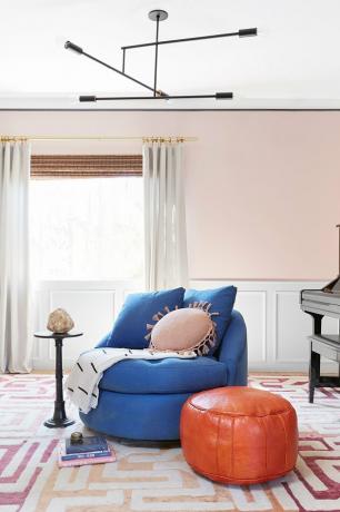 Cortinas e cortinas romanas de tratamentos contemporâneos em uma sala de estar projetada por Black Lacquer Design