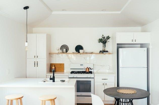 fogão tamanho apartamento em cozinha branca