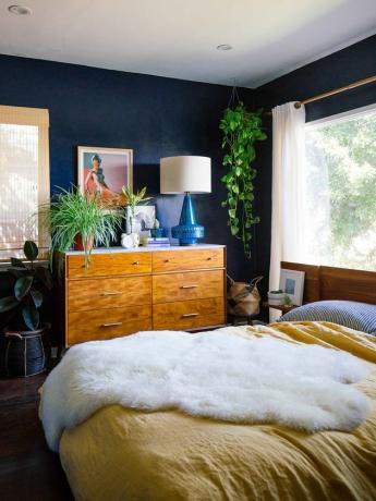 فكرة غرفة نوم بوهيمية زرقاء مع خزانة خشبية وفرش أصفر