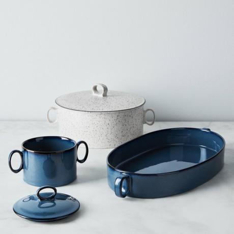 assadeira de cerâmica azul e branca da Food52 x Dansk