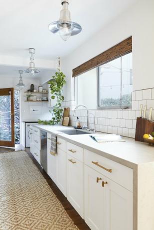 Waterval Countertop in Kitchen door Emily Henderson