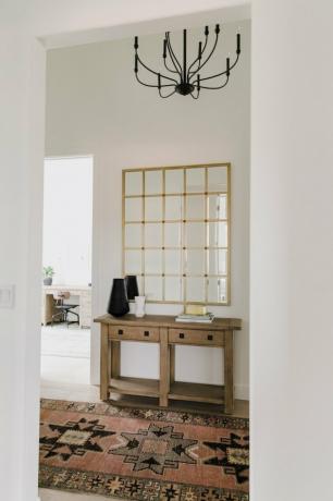 Ideias de pontos focais para corredores em uma sala de estar boho contemporânea com espelho grande